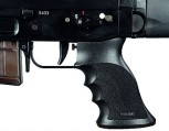 SIG 550 mit Fingerrillen und leicht angedeuteter Handballenauflage, Rhomlas, schwarz lackiert